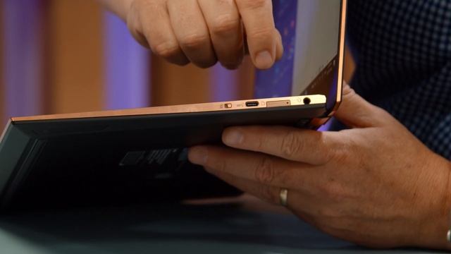 MSI Summit E13 Flip EVO Laptop - How Awesome Is It? смотреть онлайн