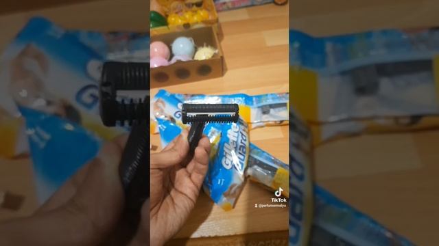 Одноразовый станок для бритья Gillette с одним лезвием I Плюсы и минусы I смотреть онлайн