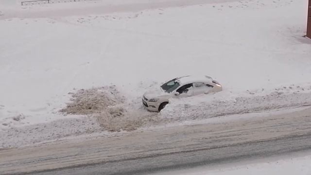 Закопали машину снегом ночью.. раскопки.. как хорошо иметь лопату