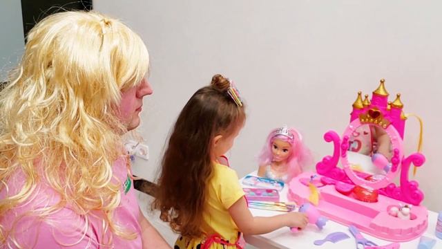 Милана и папа снова играют в профессии смотреть онлайн