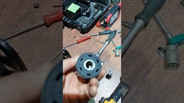 Замена патрона на шуруповерт DEWALT DCD 791 смотреть онлайн