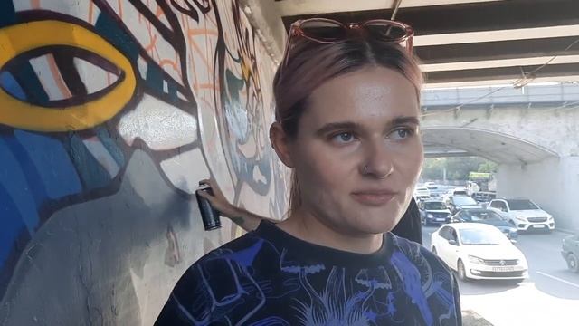 Разрисовывают стены под мостом смотреть онлайн