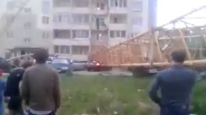 в Кирове башенный кран упал на жилой дом