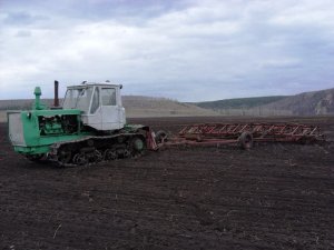 Caterpillar tractor T-150 with two cultivators /// Гусеничный Т-150 с двумя культиваторами