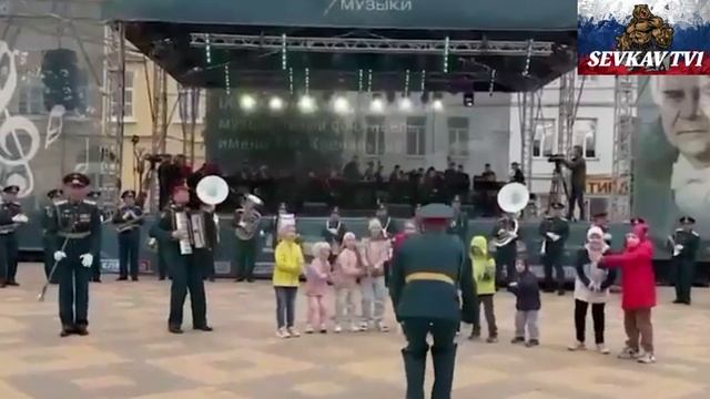 Ростов-на-Дону. Военный оркестр исполняет песню для детей смотреть онлайн