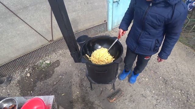 ПЛЕМЯННИК ГОТОВИТ В КАЗАНЕ.СВИНИНА С КАРТОШКОЙ И ГРИБАМИ.ENG SUB смотреть онлайн