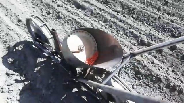 Самодельная кукурузная сеялка.Макка экиш сеялкаси смотреть онлайн
