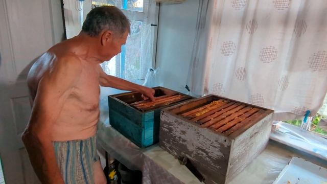 Качаем мёд. Самодельная медогонка с приводом от шуруповерта. смотреть онлайн
