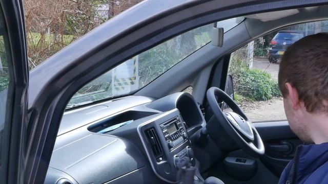 Vision impaired College student George reviews the Nissan eNV-200 смотреть онлайн