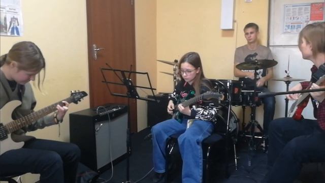Наша банда на репетиции 😊. Надеюсь скоро небольшой концерт сделаем🥁🎸🎤. смотреть онлайн