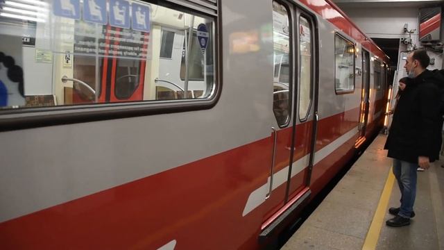 Прибытие и Отправление метропоезда "Юбилейный" (81-722/723/724.1) №131 смотреть онлайн