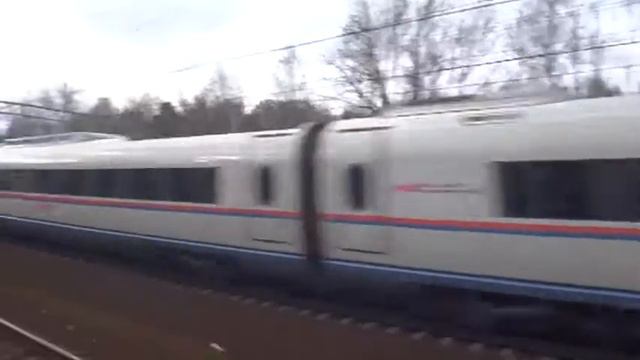Сапсан проезжает мимо станции Левобережье смотреть онлайн