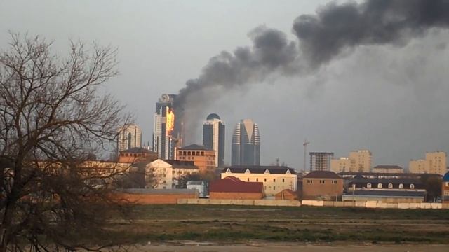 Пожар в комплексе "Грозный-Сити" в столице Чечни смотреть онлайн