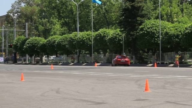 Toyota Supra VS Mini Cooper. Фигурное вождение смотреть онлайн
