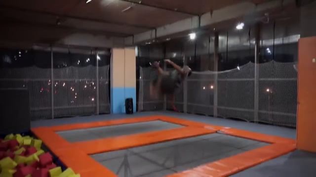 тренировка в батутном клубе Jumping смотреть онлайн