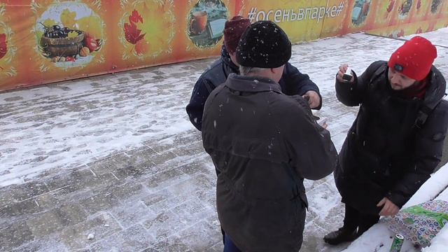 Люди, орловские блогеры Геннадий Горин, Дмитрий и Максим в городе Орле кушают сладости. Город Орёл смотреть онлайн