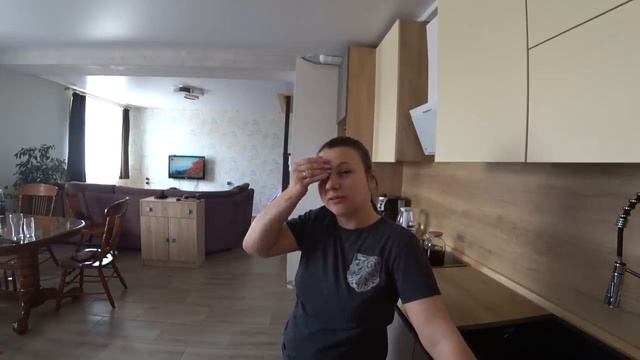 Гуляли с детьми. Клеила обои. Собрали прихожую. смотреть онлайн