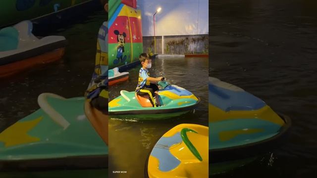 Kid jet ski boat at Park смотреть онлайн