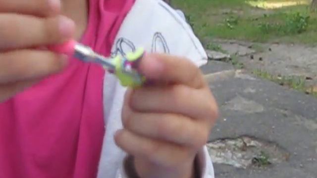 БРЕЛОК-ЦВЕТОЧЕК из Rainbow Loom. На Рогатке. Keychain - FLOWER смотреть онлайн