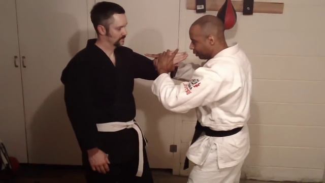 Basic Hapkido wrist locks (Cho Keub Son Mak Sool) смотреть онлайн