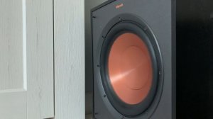 Klipsch r-100sw sealed ?