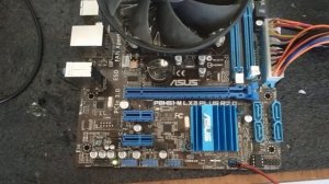 Не стартует материнская плата (крутиться кулер и останавливается)