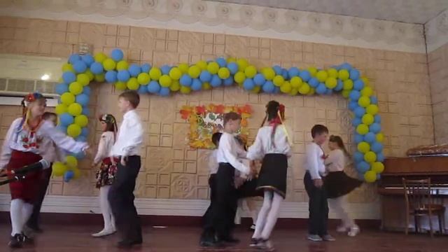 День учителя. Украинский танец, 4-А шк.№125, г.Харьков, 29 09 2017 смотреть онлайн