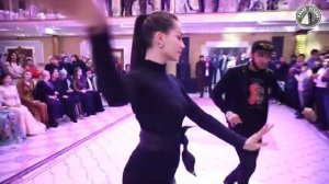 КРАСИВАЯ ЧЕЧЕНКА танцует на свадьбе