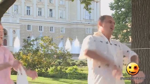Писающая статуя Пранк смотреть онлайн