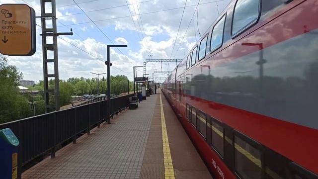 Медленно проползает Аэроэкспресс в сторону международного аэропорта Шереметьево платформа Хлебников смотреть онлайн