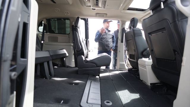 CHRYSLER GRAND VOYAGER смотреть онлайн