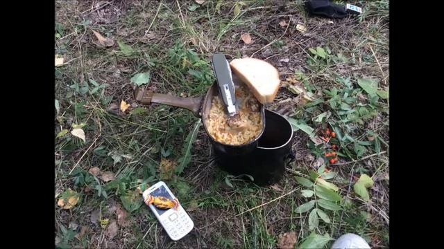 Где то на природе. С армейским котелком и приготовлением пищи. смотреть онлайн