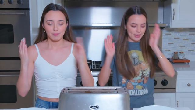 Trying TikTok Food Hacks! - Merrell Twins смотреть онлайн
