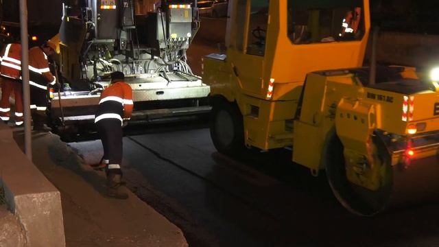 Ночью во Владивостоке продолжается ремонт дорог смотреть онлайн