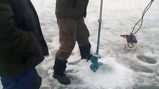 Электроледобур из Омска бур на сто восемдесят