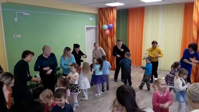 Танец Моя мама лучше всех средняя группа Земляничка (видео снято с телефона) смотреть онлайн