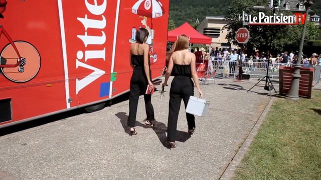 Magalie et Elsa, les jolies hôtesses du podium du Tour de France 2014 смотреть онлайн