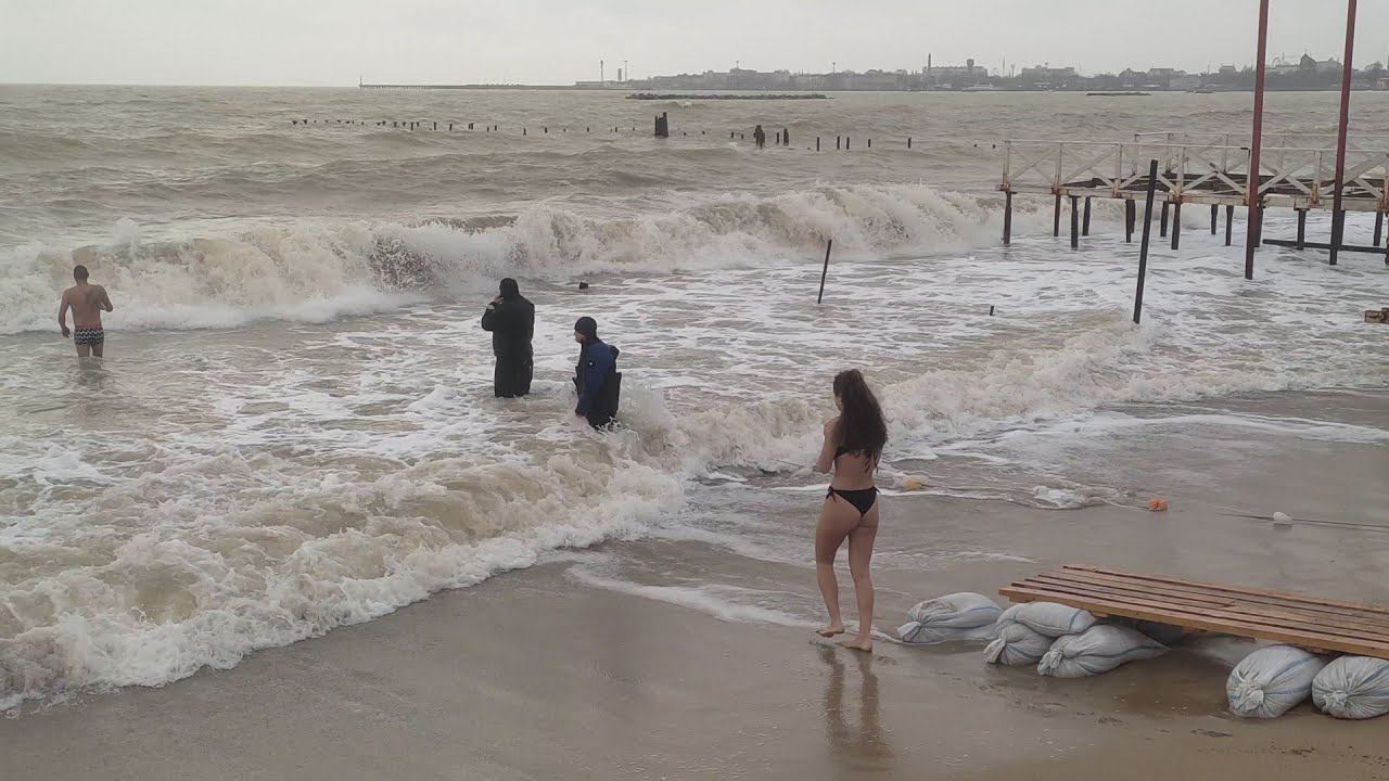 Евпатория 2024. Это жесть, крещенское купание в шторм по-евпаторийски!!! 19.01.2024г. смотреть онлайн