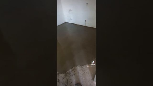 Заливаем самовыравнивающий пол своими руками. Заливка наливного пола. смотреть онлайн