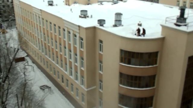 Уборка снега с крыши смотреть онлайн