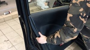 Как снять пластиковую обшивку передней двери на Ниссан Джук