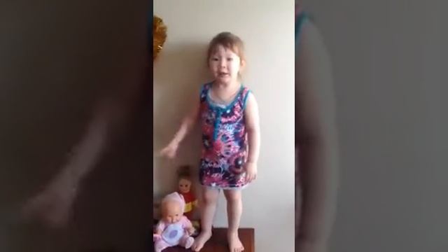 Мия 2 годика. Читает стих Деду Морозу!!! смотреть онлайн