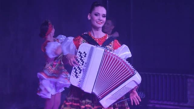 Кадриль.Самая красивая баянистка России. Виртуозная игра на баяне. Шоу Русский Микс..mp4 смотреть онлайн