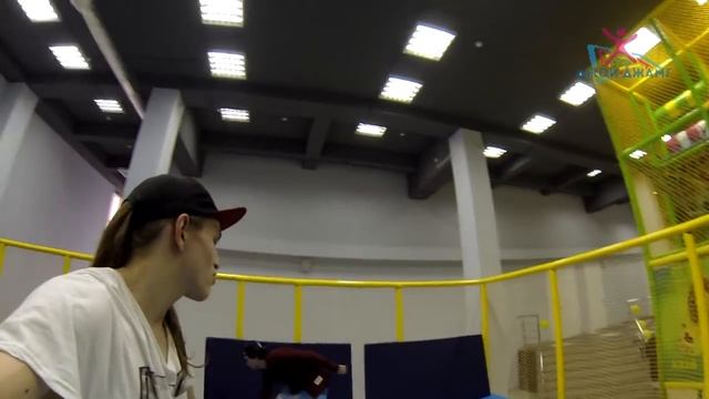 Учим заднее сальто на батуте с 3С (Бекфлип) смотреть онлайн