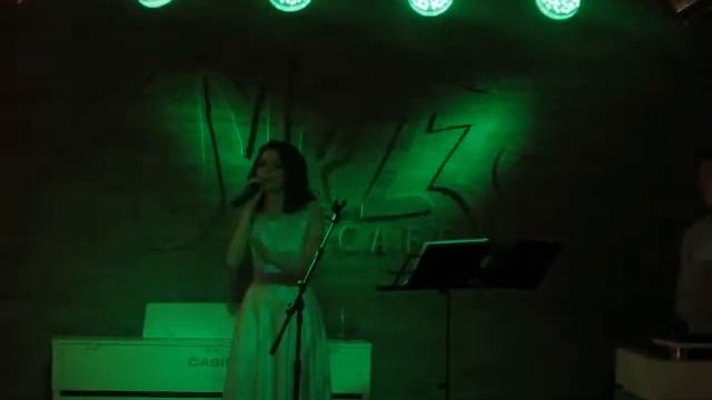 Дарья Мельникова в кафе 