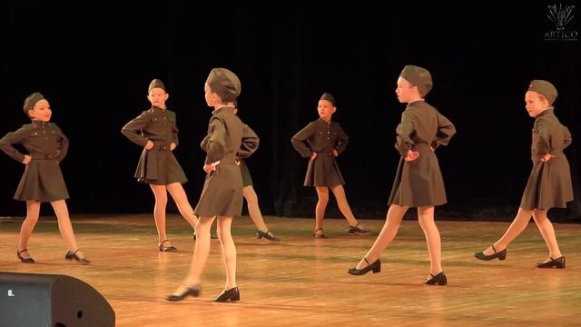Идёт солдат по городу, студия «Микс Дэнс». A soldier walks through the city, "Mix Dance" Studio смотреть онлайн