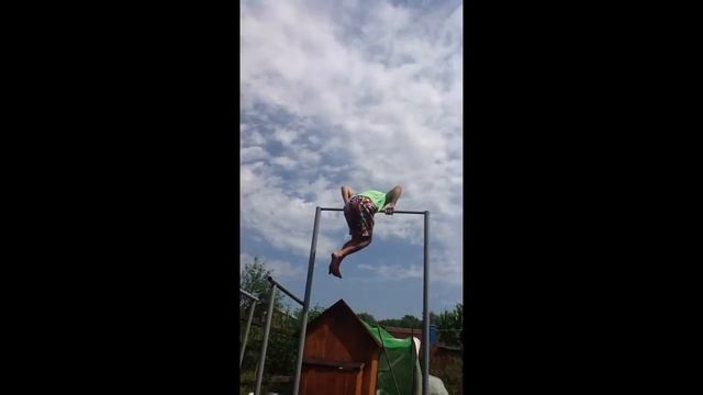 выход силой на одну) турник самодельный на даче :) смотреть онлайн