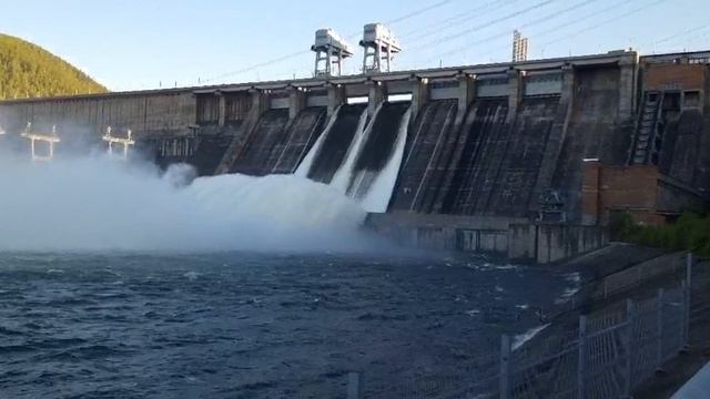 Красноярская ГЭС сброс воды смотреть онлайн