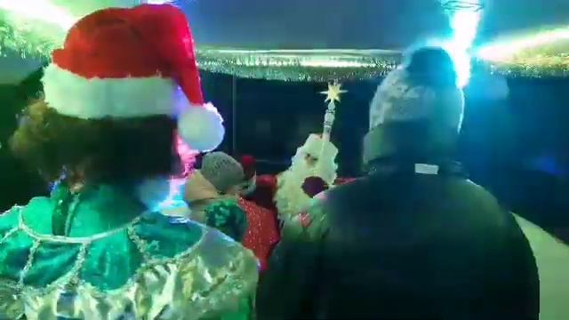 Дед Мороз на площади в Чите слушает стихи и раздаёт конфеты смотреть онлайн