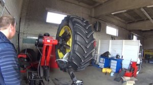 Джон Дир 7530.  Ремонт заднего колеса меняем камеру в Швенчёнисе